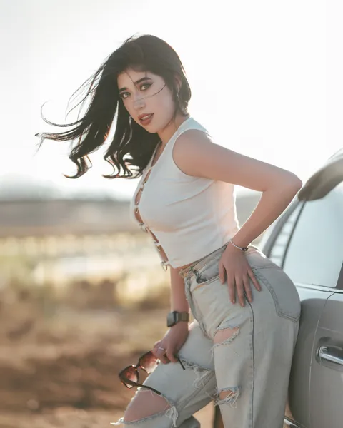 Modelo apoyada en auto en el atardecer de sucre foto de kellian rosso