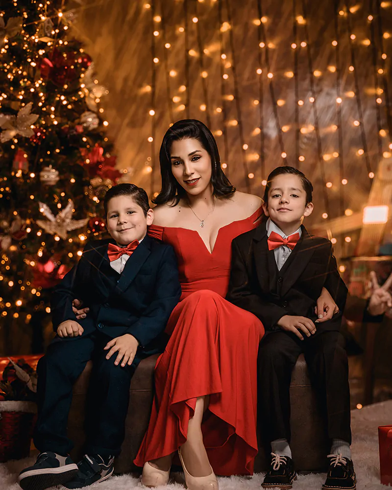 ¡La Navidad llega rápido y los recuerdos no se capturan solos! Este año regálate un momento único con tu familia, tu pareja o tus seres queridos… una sesión de fotos que quedará para siempre. Solo hasta el 24 de diciembre estaré realizando sesiones especiales de Navidad.
